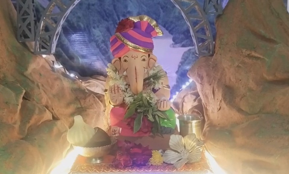 હરપળે પરિવારમાં ઇકો ફ્રેન્ડલી ગણપતિની સ્થાપના, ચિનાબ રેલ બ્રિજનું ડેકોરેશન 