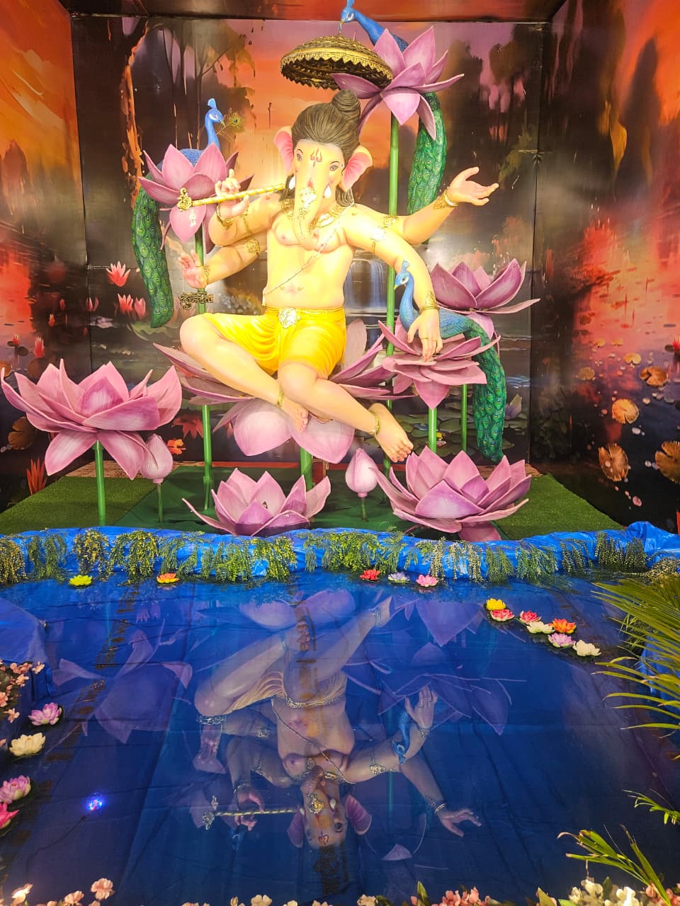 ૫૪ વર્ષ થી પથ્થર ગેટ યુવક મંડળ અલગ અલગ થીમ આધારિત ગણપતિ સ્થાપન કરે છે.