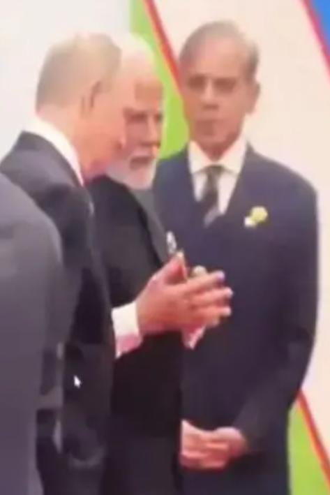 શાહબાઝ શરીફ હાથ જોડીને એક ખૂણામાં ઊભા રહ્યા અને પીએમ મોદી અને પુતિન વાત કરતા પસાર થયા 