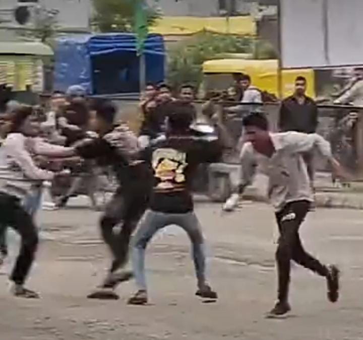 અમદાવાદમાં અસામાજિક તત્વોએ હદ વટાવી: જાહેર રોડ પર મારામારી