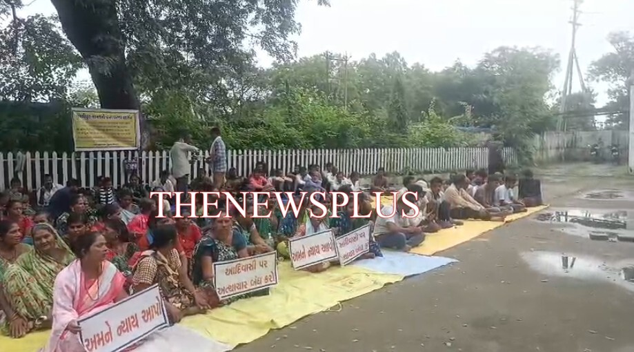 સાવલી તાલુકાના તુલસીપુરાનાં સરપંચ અને ગ્રામજનો સાવલી આર. એન્ડ. બી વિભાગની કચેરીની બહાર બેઠા ધરણાં પર