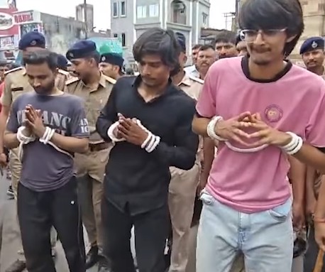 બાપ્પાની પ્રતિમા પર ઇંડા ફેંકનાર ત્રણેયનો વરઘોડો કાઢવામાં આવ્યો