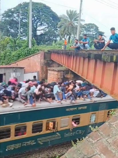 ટ્રેનની છત ઉપર મુસાફરી કરતા લોકો