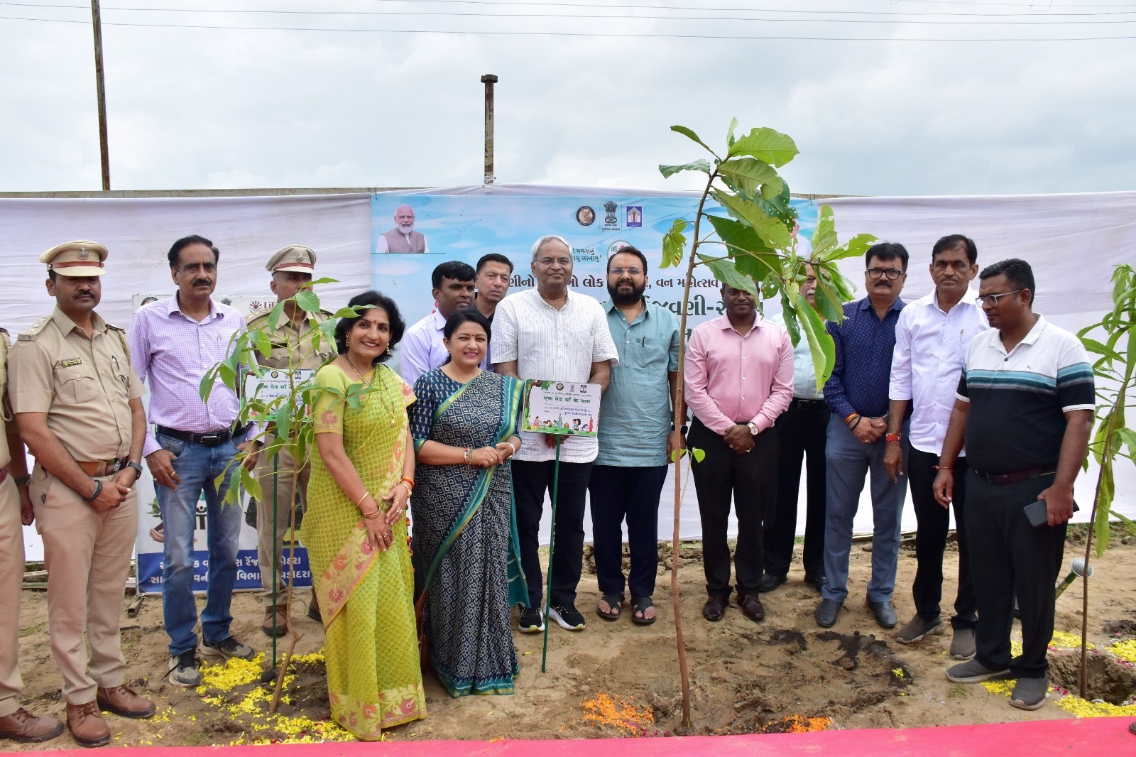 શહેરમાં પંડિત દીનદયાળ નગરગૃહ ખાતે મુખ્ય દંડક બાળકૃષ્ણ શુકલની ઉપસ્થિતિમાં મહાનગરપાલિકા કક્ષાનો ૭૬મો વન મહોત્સવ ઉજવાયો