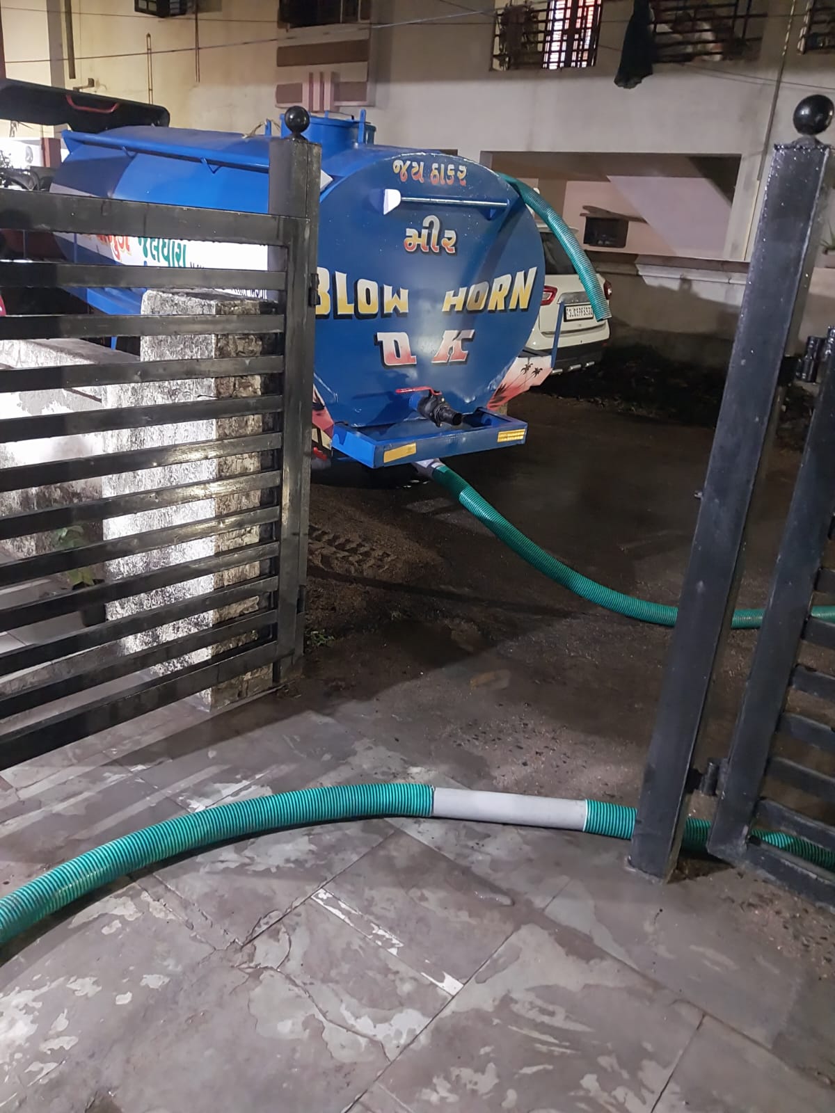 આજવા તળાવ છલો છલ,  પરંતુ પૂર્વ પટ્ટીની તમામ ટાંકીઓમાં પાણીની ઘટ