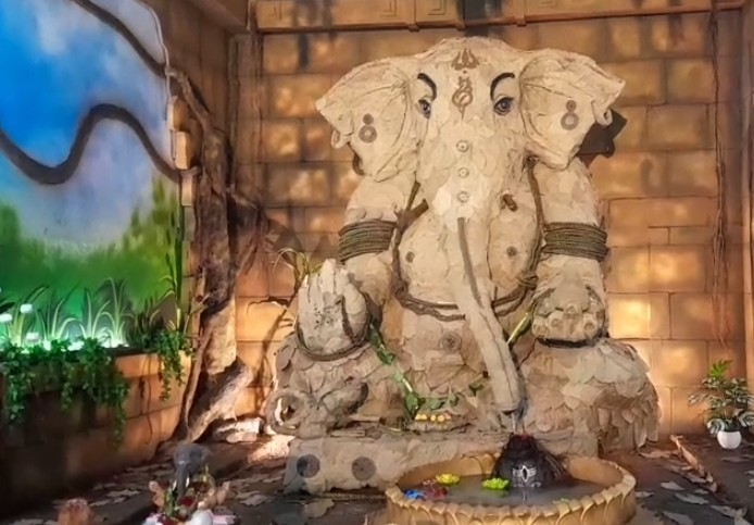 વલ્લભનગરમાં કેસુડાના પાન અને પતરાળાનો ઉપયોગ કરીને  9 ફુટ ની શ્રીજીની પ્રતિમા બનાવી