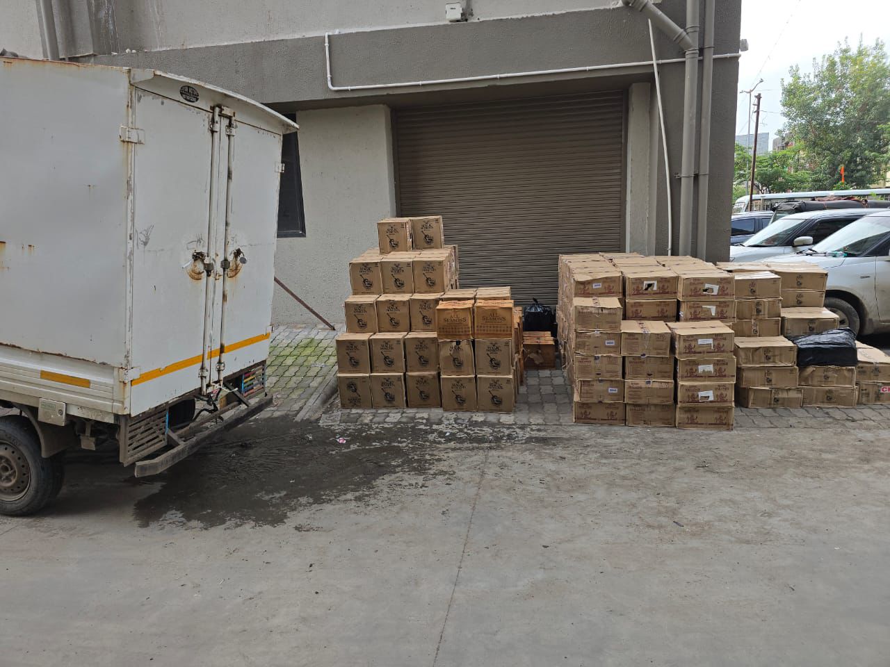 કપુરાઈ પોલીસ સ્ટેશન હદમાં SMCના પ્રતિબંધ દરોડામાં 51 લાખથી વધુનો મુદ્દામાલ જપ્ત 4 આરોપીઓ વોન્ટેડ 