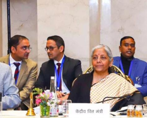 જીએસટી પરિષદની મીટિંગ શરૂ 5% અને 18%ના સ્લેબ જ રખાશે