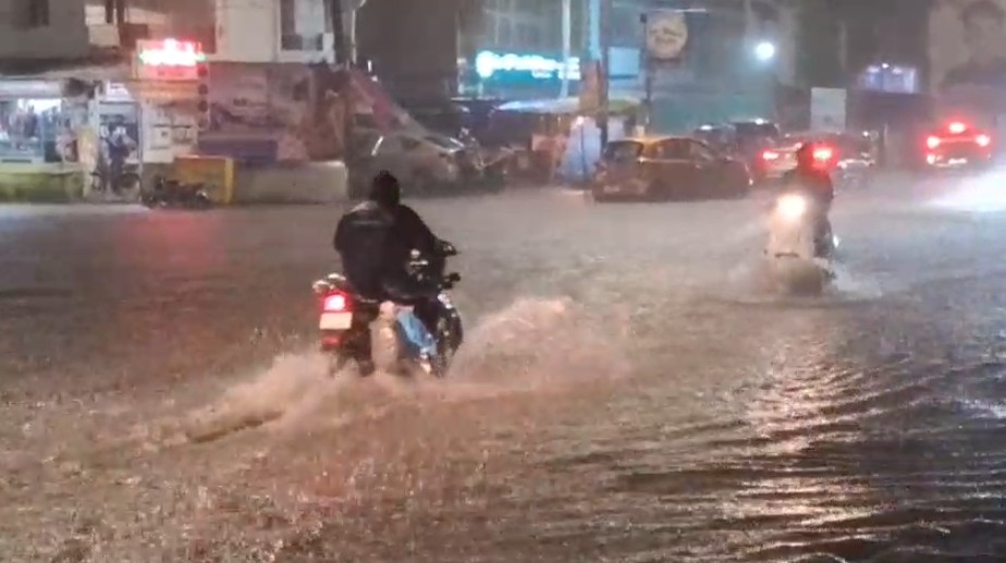 વરસાદે ધમાકેદાર એન્ટ્રી કરતા પાલિકાની વિકાસની પોલ ખૂલી