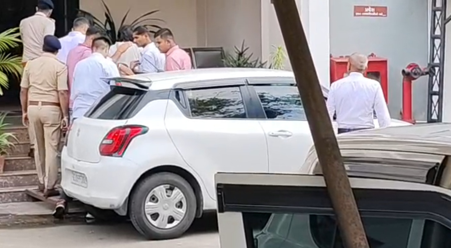 VIP આરોપીઓને, VIP ટ્રીટમેન્ટ ?