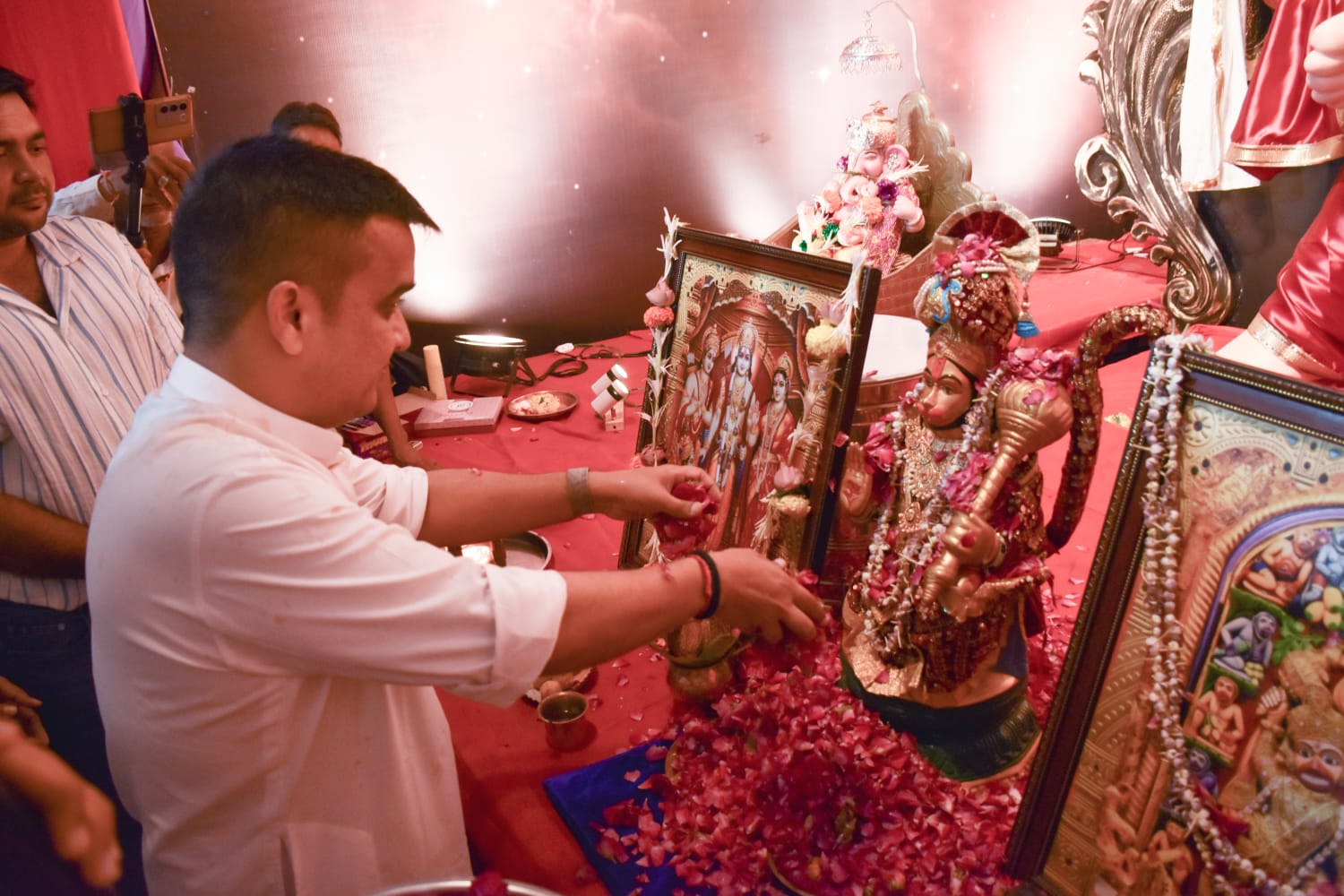 વરસતા વરસાદે ગૃહમંત્રીએ ગણેશજીની પૂજા-આરતી કરી કરી