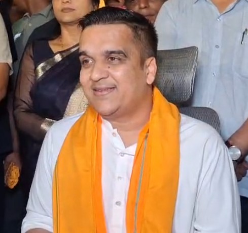 લોકોની આસ્થાને ખલેલ પહોંચાડનારાને વડોદરા પોલીસે શોધી લીધા છે. વડોદરા પોલીસને અભિનંદન આપું છું.  - ગૃહમંત્રી હર્ષ સંઘવી