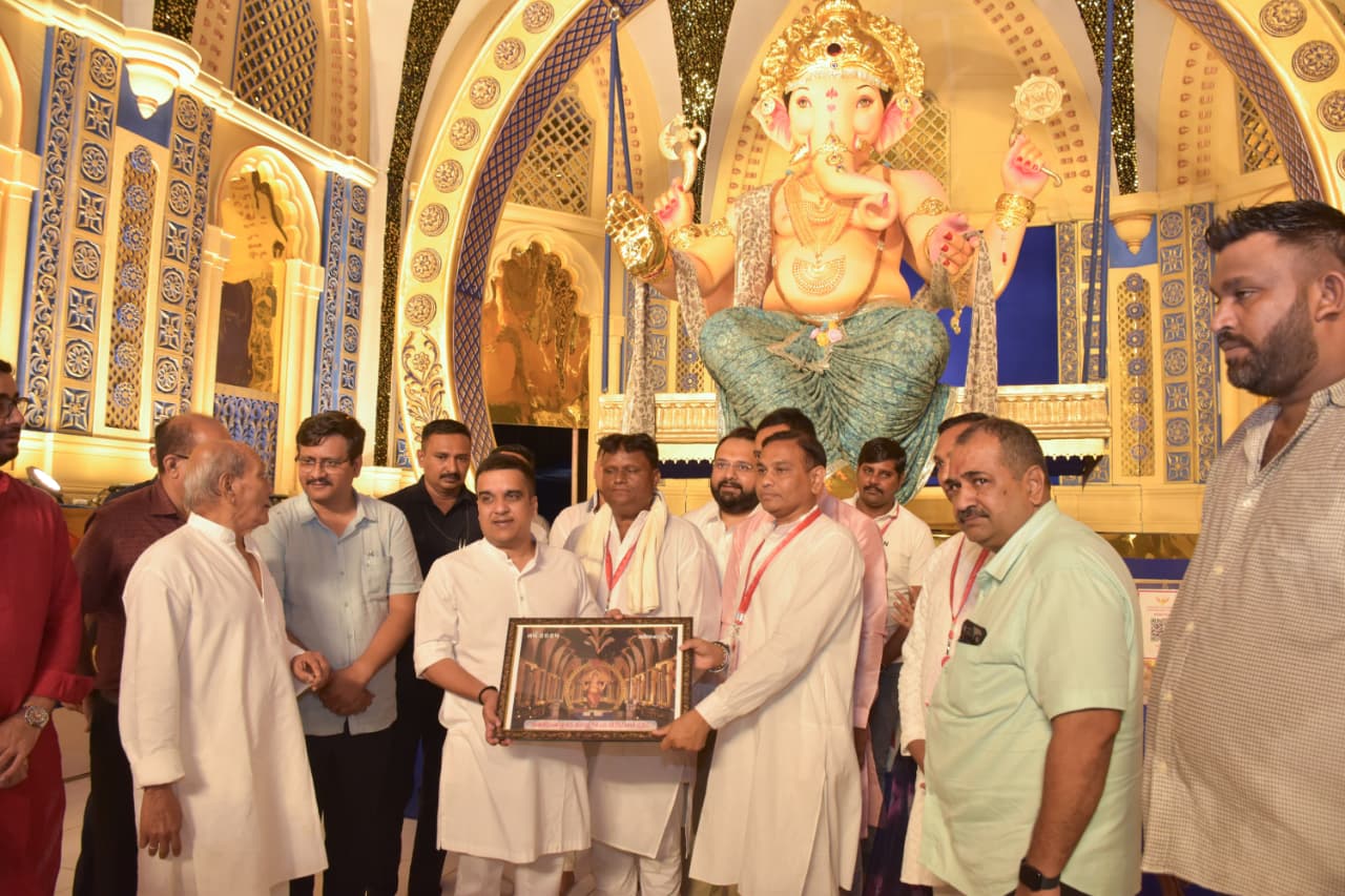 ગૃહ રાજ્યમંત્રી હર્ષ સંઘવીએ વડોદરાના ઓપરેશન સિંદૂર અને સ્વદેશી અપનાઓ જેવી થિમ આધારિત પંડાલોની કરી પ્રશંસા