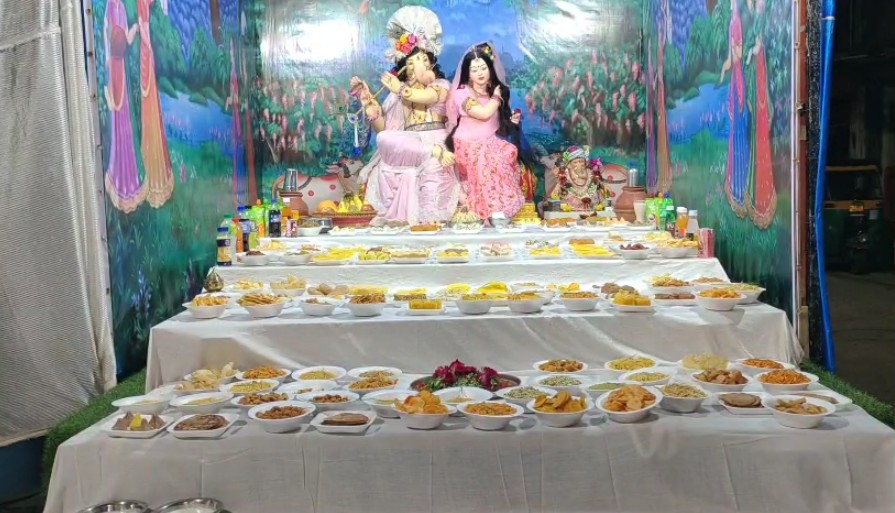 દયાળભાઉના ખાંચામાં શ્રીજી ઉત્સવ નિમિત્તે 56 ભોગ અર્પણ