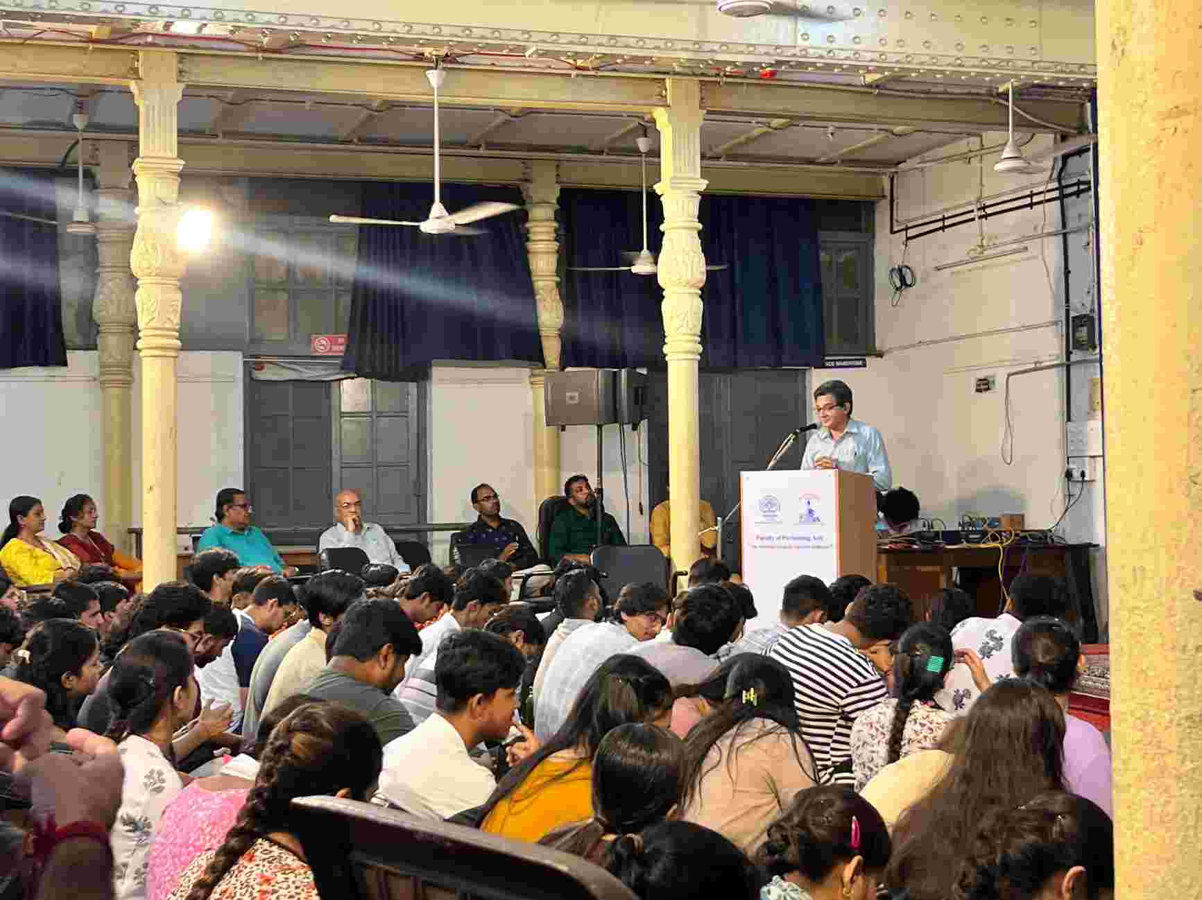 ફેકલ્ટી ઓફ પરફોર્મિંગ આર્ટ્સ ખાતે પ્રો. અમિત ધોળકિયાના વ્યાખ્યાન દ્વારા શિક્ષક દિવસની ઉજવણી