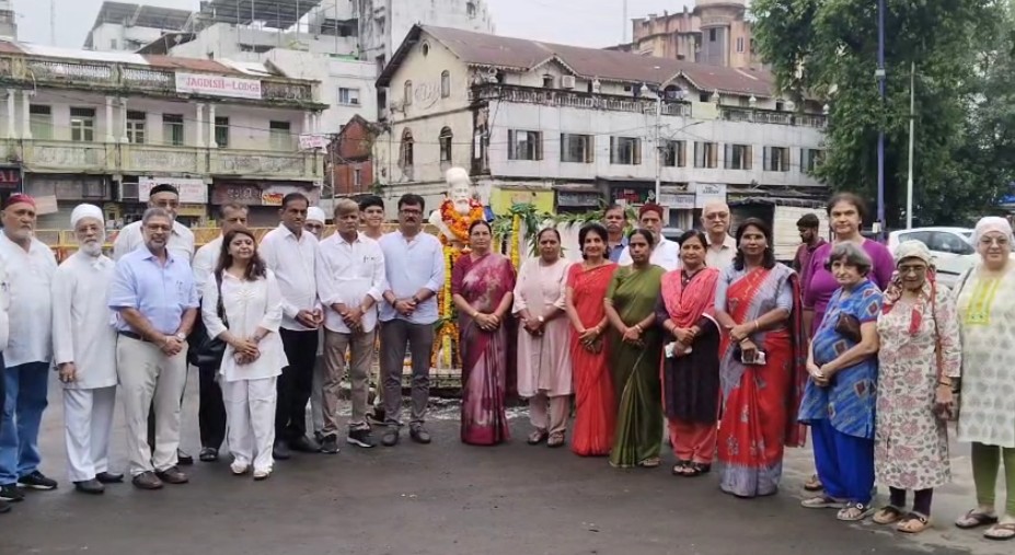 પાલિકા દ્વારા દાદાભાઈ નવરોજીની પ્રતિમાને પ્રતિમા પુષ્પાંજલિ અર્પણ કરવામાં આવી