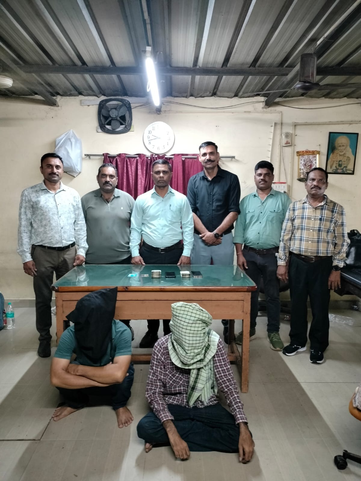 છાયાપુરી રેલવે સ્ટેશન ખાતે પેસેન્જરને છરી બતાવી લૂંટ કરી ભાગી ગયેલા બે આરોપીઓ ઝડપાયા