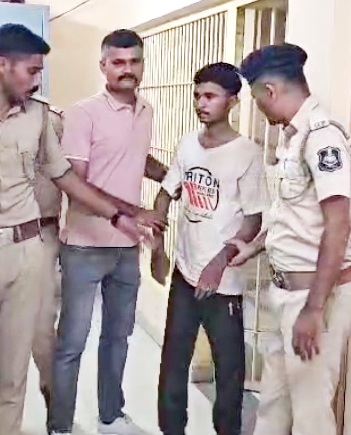 રેપ વીથ મર્ડરના આરોપીનું, પીએસઆઇના ડાયરેક્શન મુજબ લંગડાવવાનું નાટક