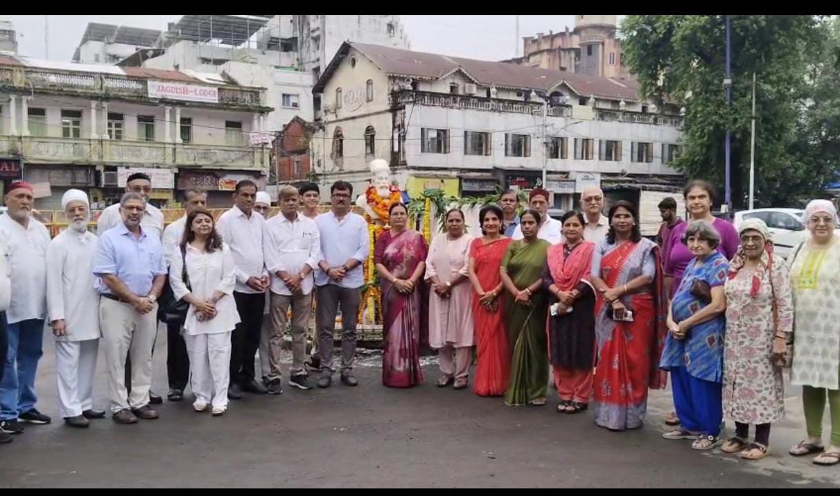 દાદાભાઈ નવરોજીની પ્રતિમા ઉપર પુષ્પાંજલિ કાર્યક્રમનાં અતિથી વિશેષ મેયર પિન્કીબેન સોનીની ગેરહાજરી