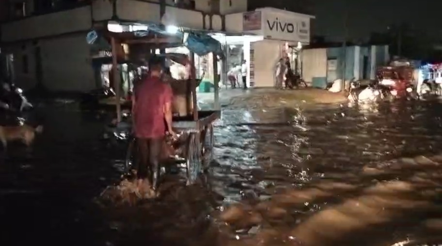 ગણેશ નગર ડભોઇ રોડ ચાર રસ્તા પાસે વર્ષો થી સામાન્ય વરસાદમાં પાણી ભરાવાની સમસ્યા