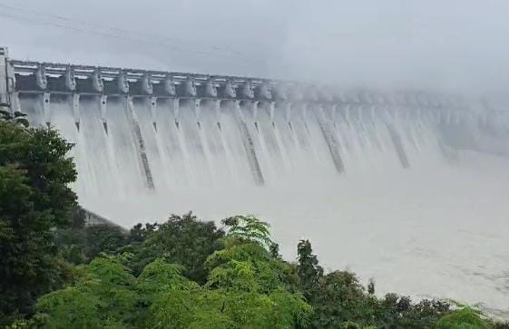 નર્મદા ડેમના 23 દરવાજા ખોલાયા 5.30 લાખ ક્યુસેક પાણી છોડાતા ભરૂચમાં નર્મદા નદીમાં પુર આવ્યું