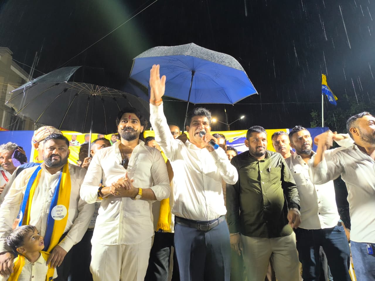 જસદણમાં ઈસુદાન ગઢવીની જનસભા: વરસતા વરસાદ વચ્ચે મોટી સંખ્યામાં લોકોએ આપ્યું AAPને સમર્થન