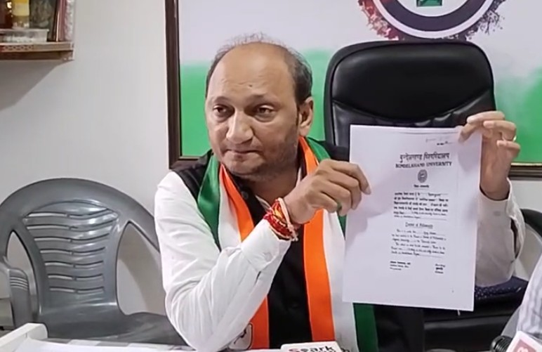 પૂર્વ વીસી વિજય શ્રીવાત્સવની નકલી ડિગ્રીનું ભૂત ધુણ્યું: પગલાં ભરવાની કોગ્રેસની ઉગ્ર માંગ