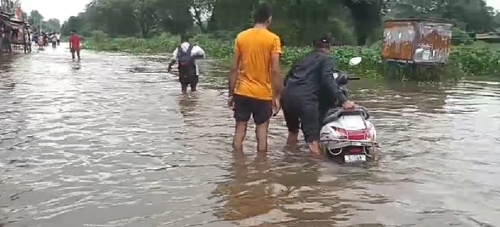 બાજવા ગામમાં મોડી રાતથી પાણી ભરાવવા લાગ્યા 