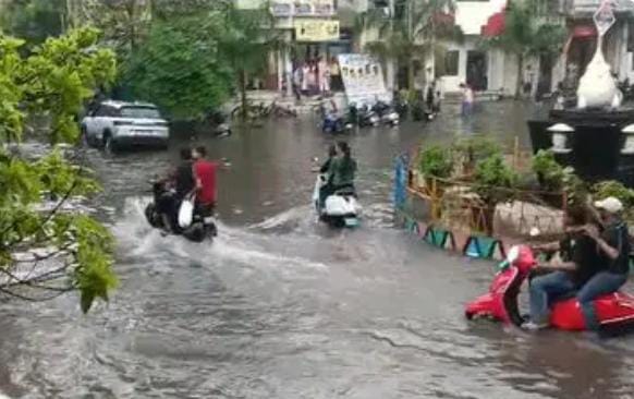 અમદાવાદમાં સતત વરસાદ, સાબરમતીમાં પાણી છોડાતા એલર્ટ