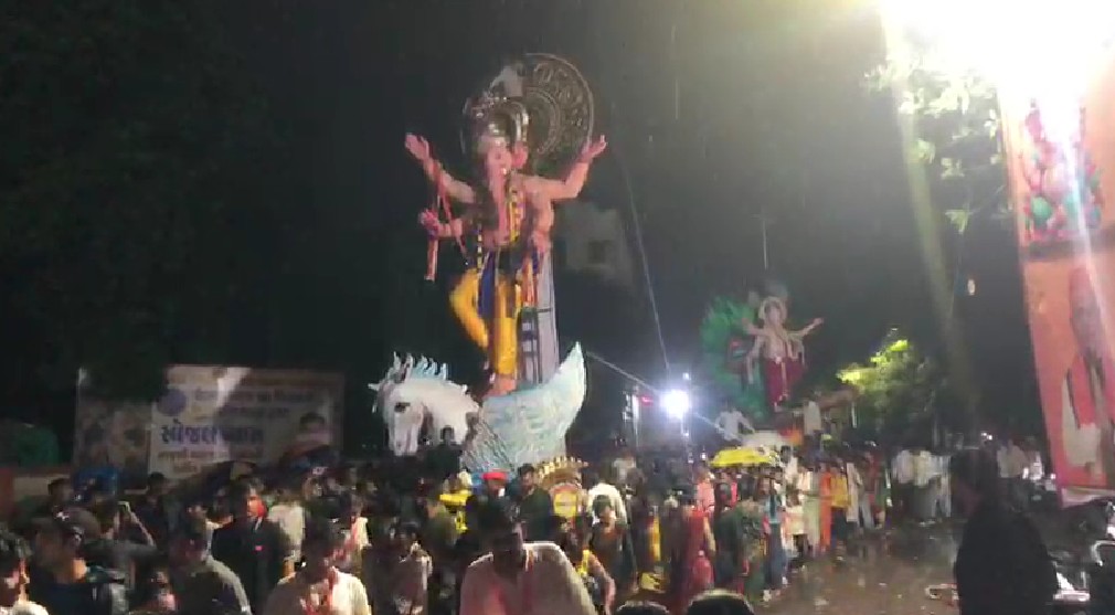 દશામાં તળાવ ખાતે ચુસ્ત પોલીસ બંદોબસ્ત વચ્ચે વિસર્જન કરવામાં આવ્યું 