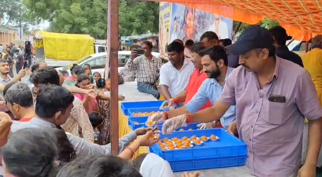 જય સાઈનાથ ચેરીટેબલ ટ્રસ્ટ દ્વારા 21,000 જેટલા લાડુનું વિતરણ