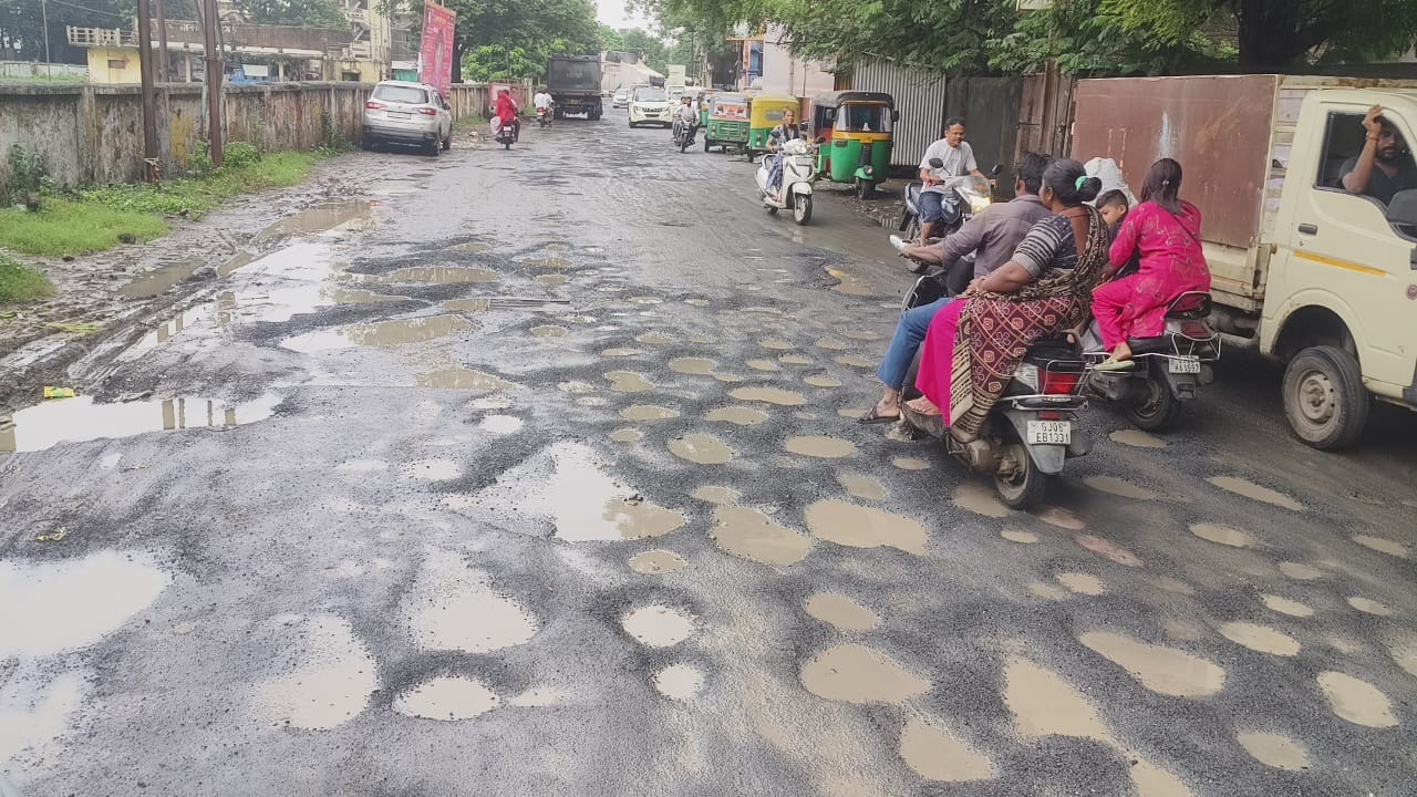 અવિરત વરસાદમાં તૂટી પડ્યા શહેરના રસ્તાઓ – કોન્ટ્રાક્ટર અને પાલિકા અધિકારીઓ પર ઉઠ્યા સવાલો
