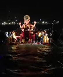 લાલબાગ ચા રાજાનું 36 કલાક બાદ વિસર્જન : દરિયાકિનારે આખો દિવસ હજારો ભક્તોએ ઉચાટ સાથે પ્રતીક્ષા કરી 