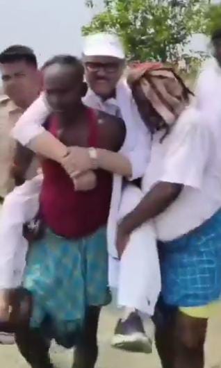 સાંસદ તારિક અનવર કાદવ-પાણી જોઈને એક યુવકના ખભા પર ચડી ગયા