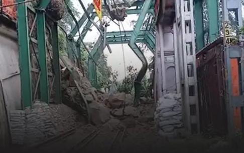 મનસા દેવી હીલ્સના પર્વતનો એક મોટો ભાગ સોમવારે તૂટી પડ્યો