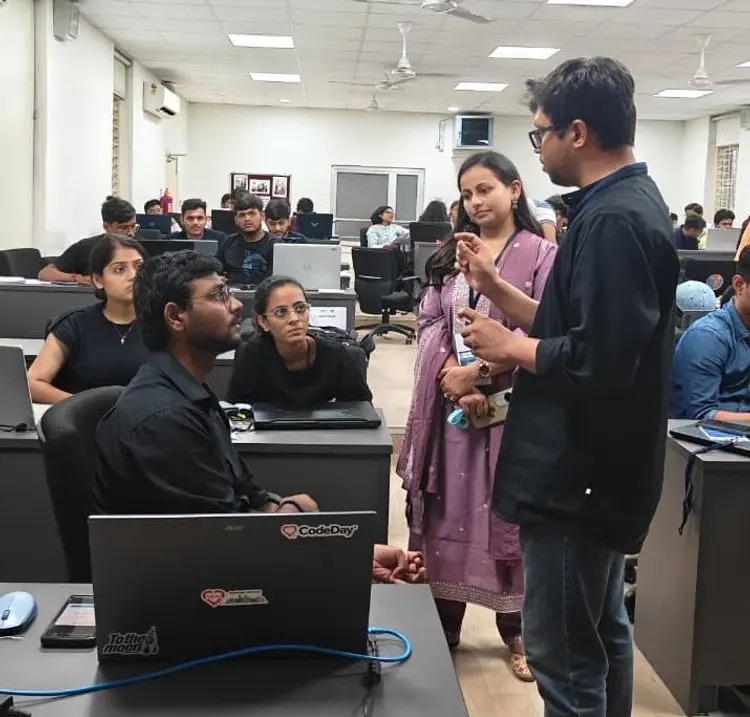 યુનિ.માં યોજાયેલી હેકેથોનના કારણે ૩૫ વિદ્યાર્થીઓને ઈન્ટર્નશિપ મળી