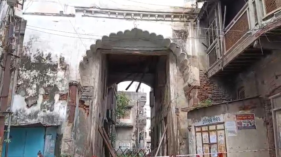 રાવપુરા વિસ્તારમાં આવેલા નવાબ વાડાની  ગલીમાં 100 વરસ જુનું મકાન ધરાશાયી 