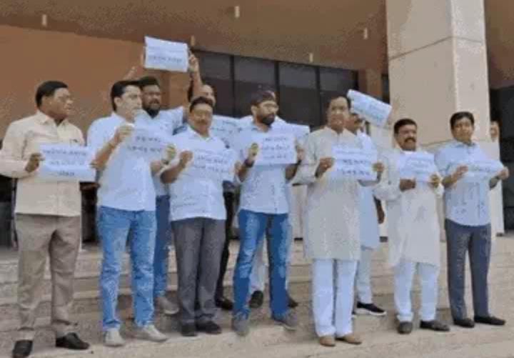 આજથી ગુજરાત વિધાનસભામાં ચોમાસું સત્ર: પહેલીવાર ગૃહમાં પહોંચેલા AAPના ધારાસભ્ય ગોપાલ ઈટાલિયાએ  બિસ્માર રસ્તાને લઈને વિરોધ કર્યો