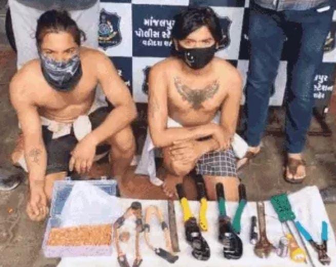 છાતી પર ચામાચીડિયાનું ટેટૂને હાથમાં ગિલોલ : વડોદરામાં 12 કિમી ચાલીને ચોરીઓને અંજામ, ફુગ્ગા વેચતાં વેચતાં રેકી કરી ટાર્ગેટ નક્કી કરે  