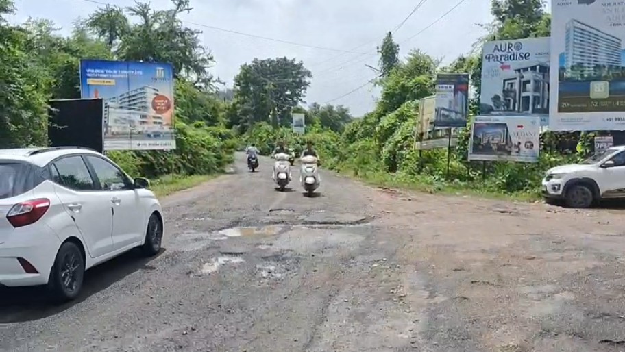 કલાલી ગામ તરફ જતા મુખ્ય માર્ગમા મસમોટા ખાડા પડતાં સ્થાનિકોનો વિરોધ    