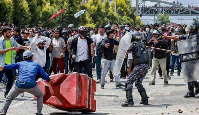 નેપાળમાં 20ના મોત બાદ અજંપો: સોશિયલ મીડિયા બેન હટાવાયો, Gen-Z હજુ આ માંગ સાથે રસ્તા પર 