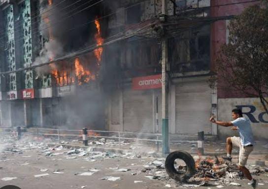 યુવાનોએ નેપાળના માહિતી સંચાર મંત્રીના નિવાસ સ્થાનને આગ ચાંપી