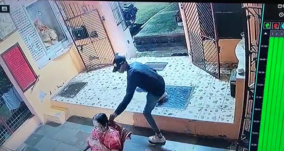 મહાદેવ ભક્તિમાં લીન વૃદ્ધાના ગળામાંથી ચેન તોડી ફરાર  તસ્કર