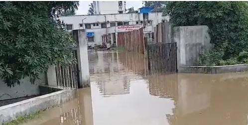 મોરવાહડફની આ સરકારી હોસ્પિટલમાં કમ્પાઉન્ડમાં ઘૂંટણ સુધીના પાણી ભરાયા 