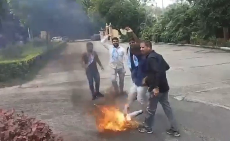 એમ એસયુનિવર્સિટીમાં જીકાસ પોર્ટલના વિરોધમાં પૂતળા દહન 