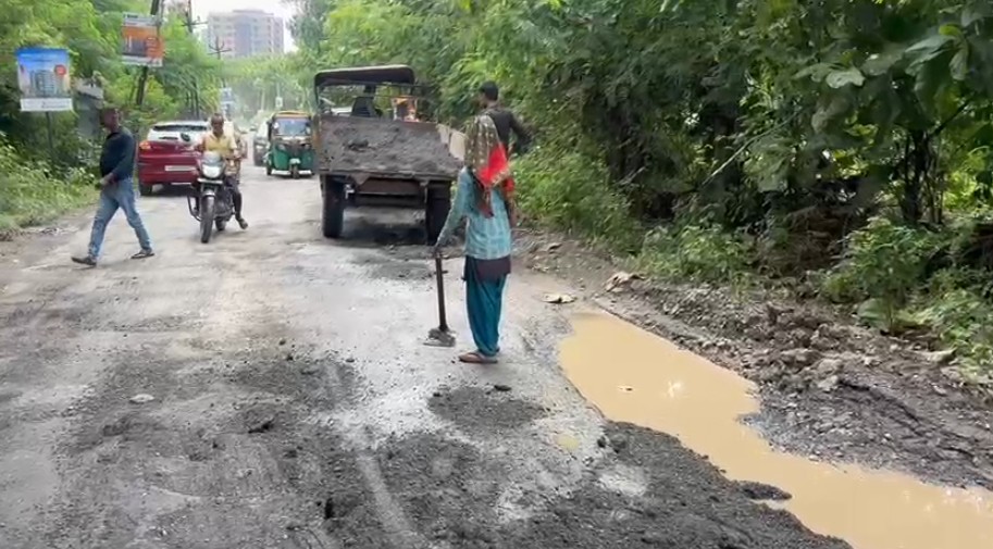 કલાલી ગામના મુખ્ય માર્ગ પર પેજ વર્ક કરતું પાલિકા