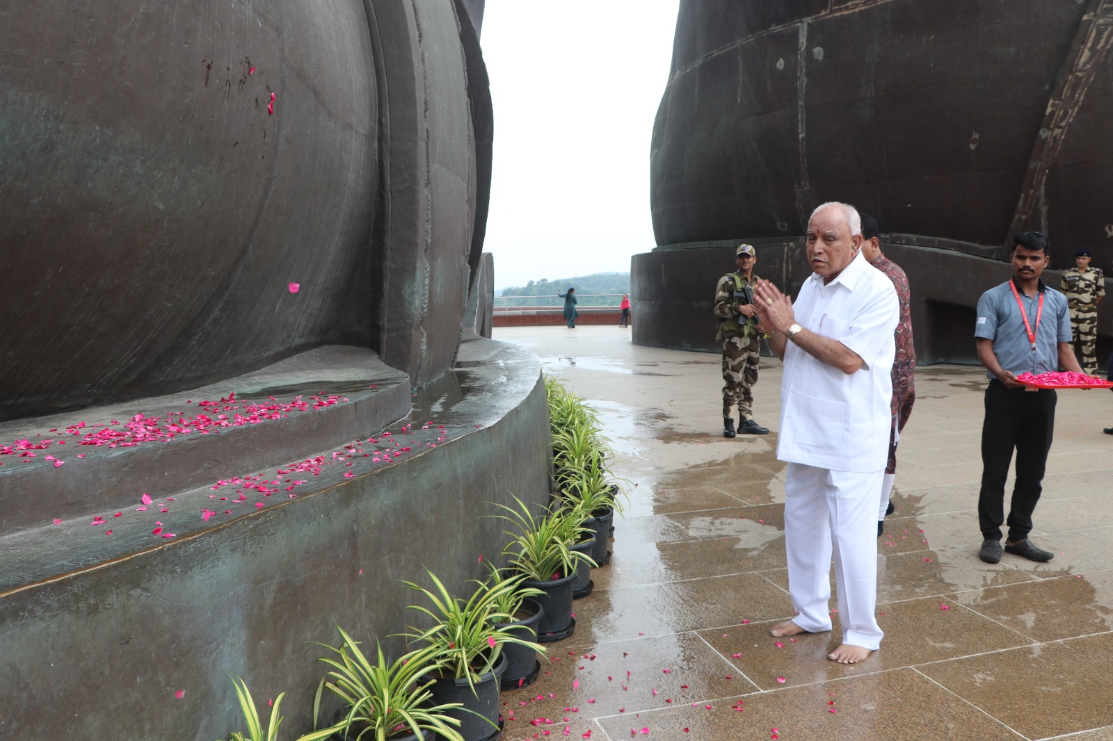 કર્ણાટકના ભૂતપૂર્વ મુખ્યમંત્રી બીએસ યેદીયુરપ્પાએ વિશ્વની સૌથી ઊંચી પ્રતિમા સ્ટેચ્યુ ઓફ યુનિટીની મુલાકાત કરી સરદાર સાહેબને ભાવાંજલી અર્પી