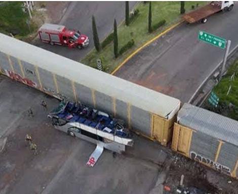 ટ્રેને ડબલ ડેકર બસને અડફેટે લીધી આશરે 10 લોકોના મોત નિપજ્યા જ્યારે 40થી વધુ લોકો ઘાયલ