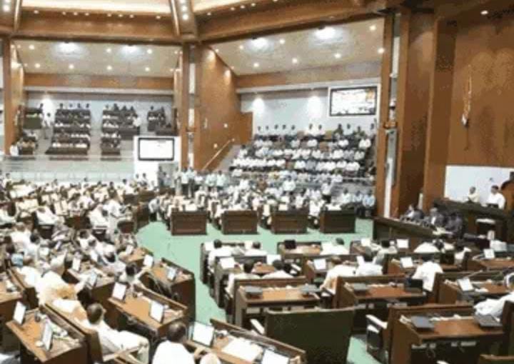 ઇમરાન ખેડાવાલાના રાઇટ ટુ એજ્યુ. હેઠળના પ્રશ્ન થી શિક્ષણમંત્રીએ એવું કહ્યું કે, તમારે ધ્યાન રાખવું જોઈએ, છોકરાઓમાં ઝનૂન કેમ ફેલાય છે.