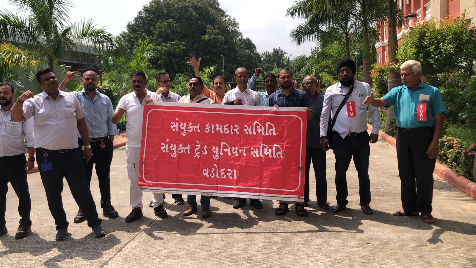 ગુજરાત ફેક્ટરીના રૂલસમા કરેલા સુધારા પાછા ખેંચવા આવેદનપત્ર